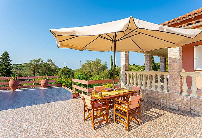 Outdoor dining area . - Villa Psaropouli . (Photo Gallery) }}