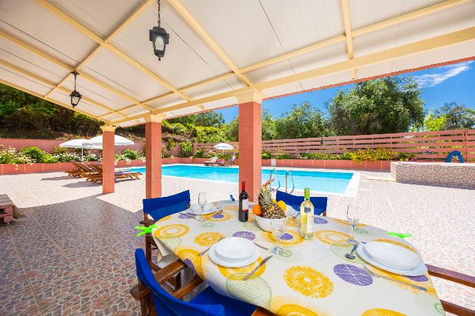 Sheltered terrace area . - Villa Psaropouli . (Photo Gallery) }}