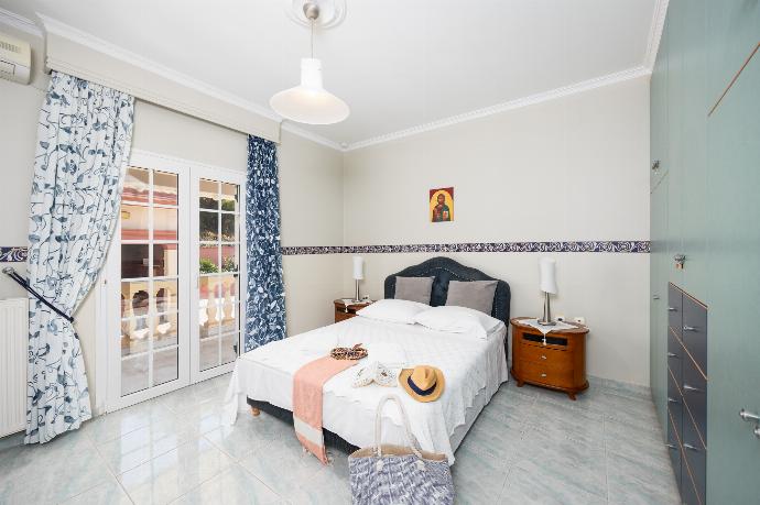 Double bedroom with A/C . - Villa Psaropouli . (Photo Gallery) }}