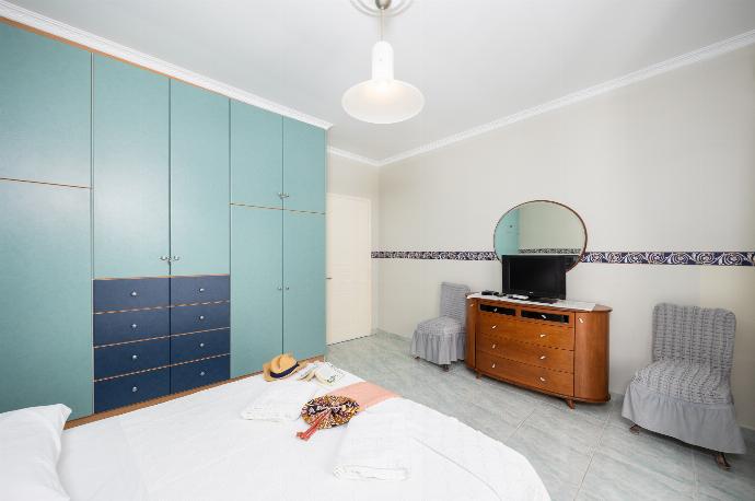 Double bedroom with A/C . - Villa Psaropouli . (Photo Gallery) }}