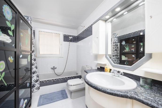 Family bathroom with bath and shower . - Villa Psaropouli . (Photo Gallery) }}