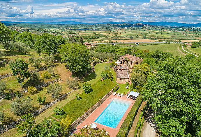 Aerial view of Villa Bramasole . - Villa Bramasole . (Galerie de photos) }}