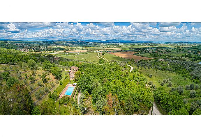 Aerial view of Villa Bramasole . - Villa Bramasole . (Fotogalerie) }}