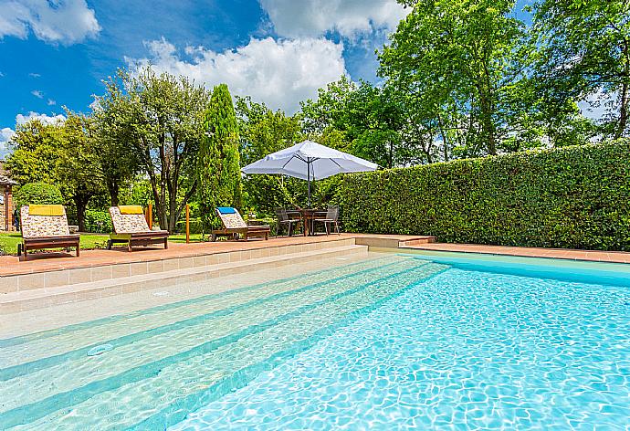 Private pool, terrace, and garden  . - Villa Bramasole . (Fotogalerie) }}