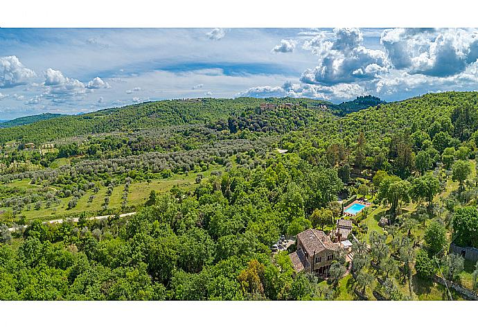 Aerial view of Villa Bramasole . - Villa Bramasole . (Galerie de photos) }}