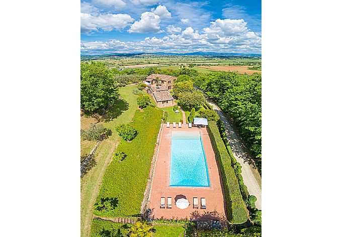 Aerial view of Villa Bramasole . - Villa Bramasole . (Galerie de photos) }}