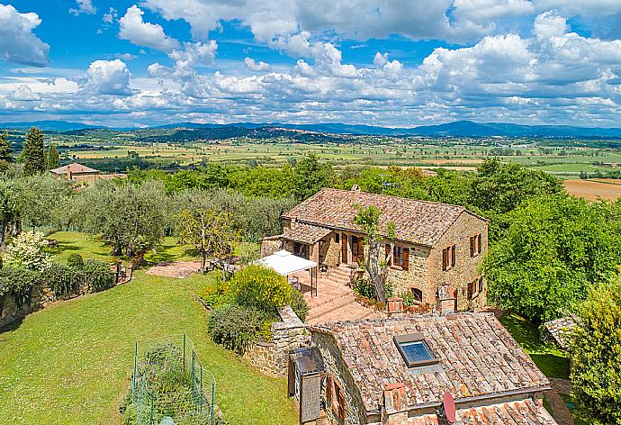 Aerial view of Villa Bramasole . - Villa Bramasole . (Галерея фотографий) }}