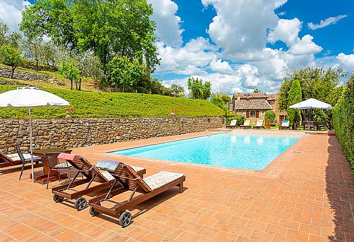 Beautiful villa with private pool, terrace, and garden with countryside views . - Villa Bramasole . (Galleria fotografica) }}