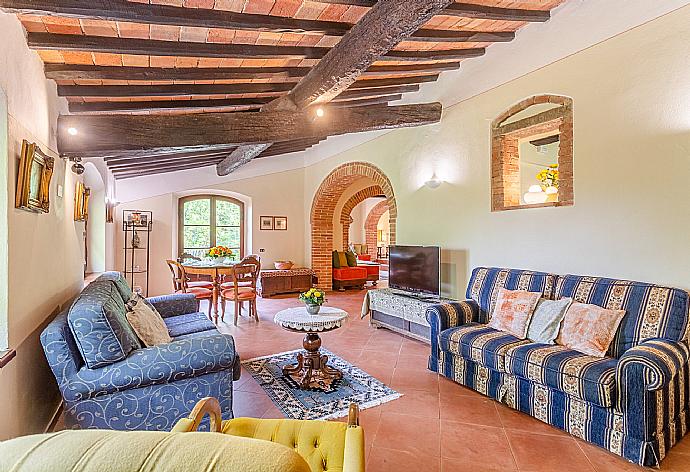 Living room with sofas, dining area, ornamental fireplace, WiFi internet, satellite TV, and garden access . - Villa Bramasole . (Fotogalerie) }}