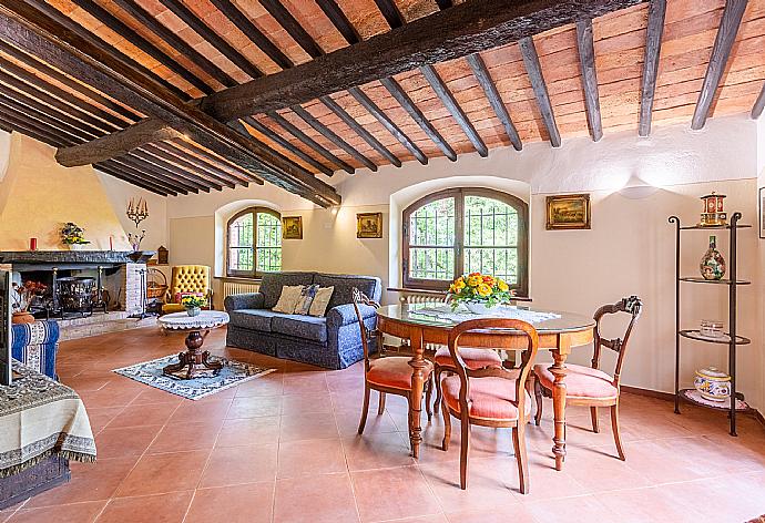 Living room with sofas, dining area, ornamental fireplace, WiFi internet, satellite TV, and garden access . - Villa Bramasole . (Fotogalerie) }}