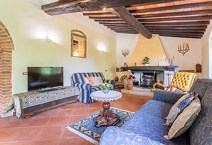 Living room with sofas, dining area, ornamental fireplace, WiFi internet, satellite TV, and garden access . - Villa Bramasole . (Fotogalerie) }}