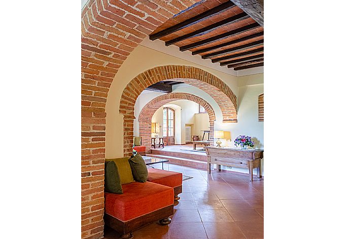 Living room with sofas, dining area, ornamental fireplace, WiFi internet, satellite TV, and garden access . - Villa Bramasole . (Fotogalerie) }}