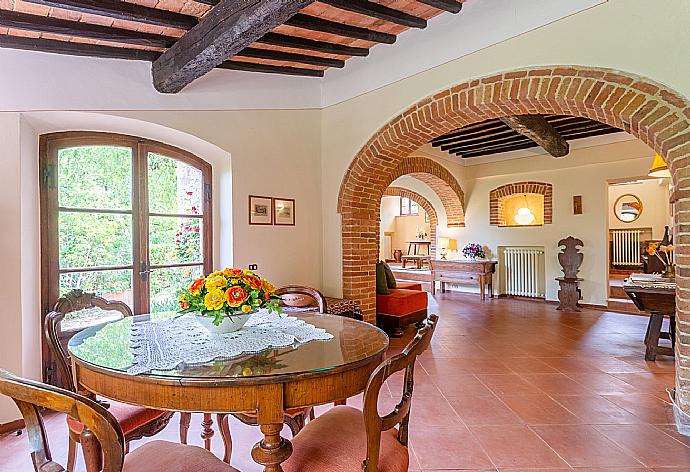 Living room with sofas, dining area, ornamental fireplace, WiFi internet, satellite TV, and garden access . - Villa Bramasole . (Fotogalerie) }}