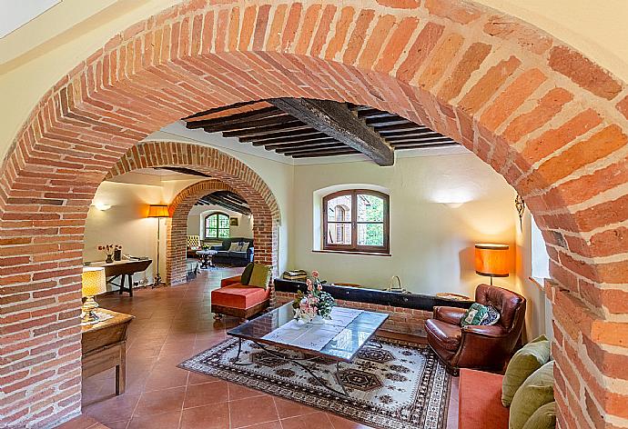 Living room with sofas, dining area, ornamental fireplace, WiFi internet, satellite TV, and garden access . - Villa Bramasole . (Fotogalerie) }}