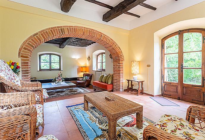 Living room with sofas, dining area, ornamental fireplace, WiFi internet, satellite TV, and garden access . - Villa Bramasole . (Fotogalerie) }}