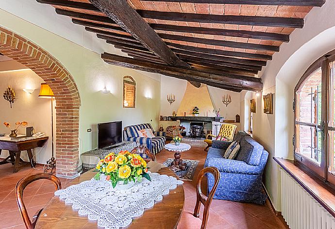 Living room with sofas, dining area, ornamental fireplace, WiFi internet, satellite TV, and garden access . - Villa Bramasole . (Fotogalerie) }}