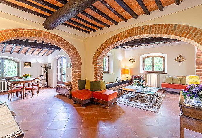 Living room with sofas, dining area, ornamental fireplace, WiFi internet, satellite TV, and garden access . - Villa Bramasole . (Fotogalerie) }}