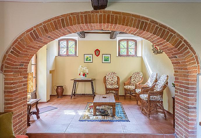 Living room with sofas, dining area, ornamental fireplace, WiFi internet, satellite TV, and garden access . - Villa Bramasole . (Fotogalerie) }}