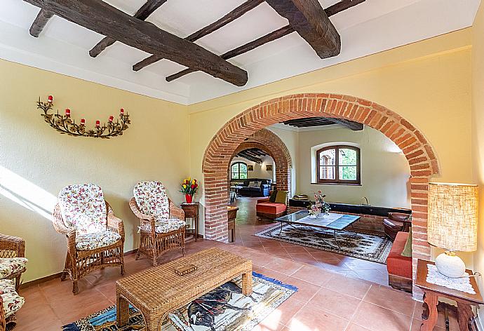 Living room with sofas, dining area, ornamental fireplace, WiFi internet, satellite TV, and garden access . - Villa Bramasole . (Galerie de photos) }}