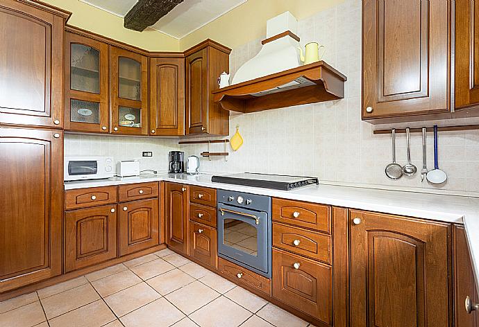 Equipped kitchen . - Villa Bramasole . (Photo Gallery) }}