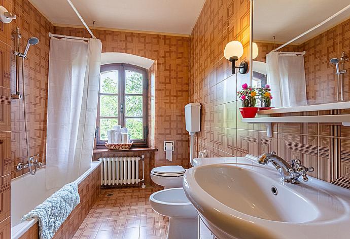 Family bathroom with bath and shower . - Villa Bramasole . (Fotogalerie) }}