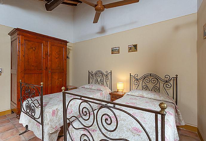 Twin bedroom . - Villa Bramasole . (Photo Gallery) }}