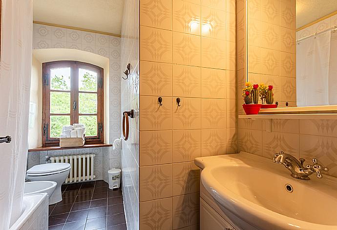 Family bathroom with bath and shower . - Villa Bramasole . (Photo Gallery) }}