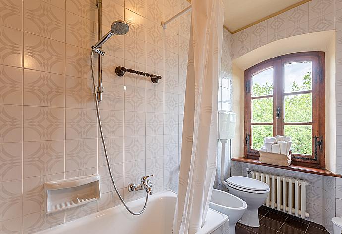 Family bathroom with bath and shower . - Villa Bramasole . (Fotogalerie) }}