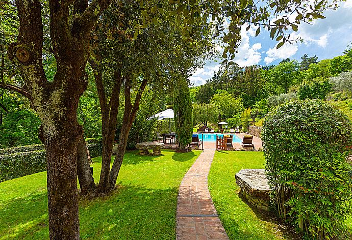 Pathway to pool . - Villa Bramasole . (Photo Gallery) }}