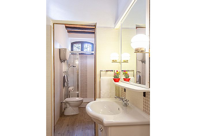 Family bathroom with shower . - Villa Bramasole . (Photo Gallery) }}