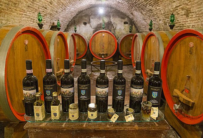 Wine cellar in Montepulciano . - Villa Bramasole . (Fotogalerie) }}