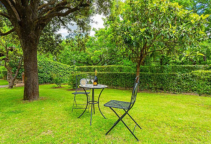 Garden area . - Villa Bramasole . (Галерея фотографий) }}