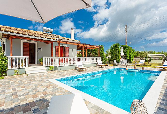 Beautiful villa with private pool and terrace . - Villa Mansion . (Галерея фотографий) }}