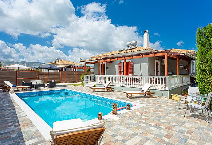 Beautiful villa with private pool and terrace . - Villa Mansion . (Галерея фотографий) }}