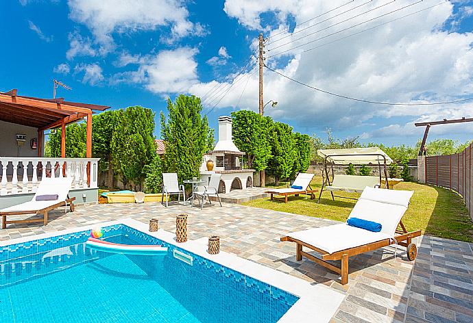 Private pool and terrace with BBQ area . - Villa Mansion . (Galería de imágenes) }}
