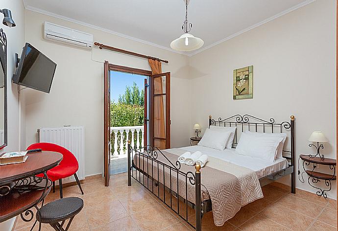 Double bedroom with A/C, satellite TV, and terrace access . - Villa Mansion . (Fotogalerie) }}