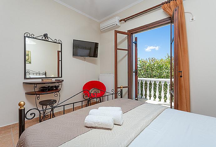 Double bedroom with A/C, satellite TV, and terrace access . - Villa Mansion . (Galerie de photos) }}