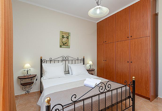 Double bedroom with A/C, satellite TV, and terrace access . - Villa Mansion . (Galleria fotografica) }}