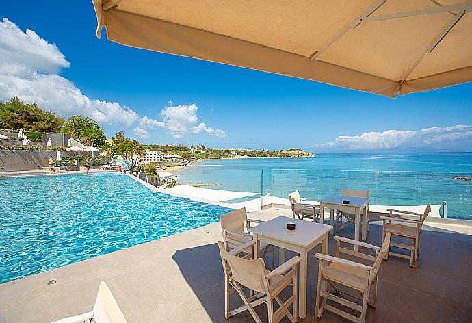 Restaurant and pool at Sentido Alexandra Beach Resort . - Villa Mansion . (Galerie de photos) }}