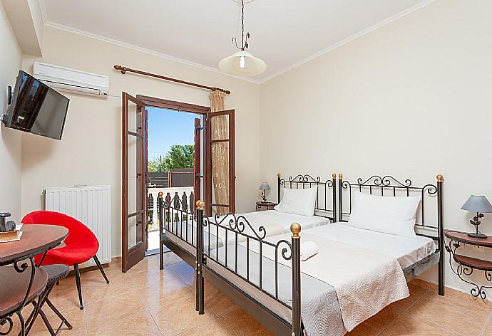 Twin bedroom with A/C, TV, and terrace access . - Villa Rose . (Galleria fotografica) }}