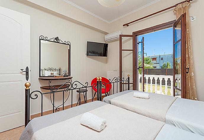 Twin bedroom with A/C, TV, and terrace access . - Villa Rose . (Galería de imágenes) }}
