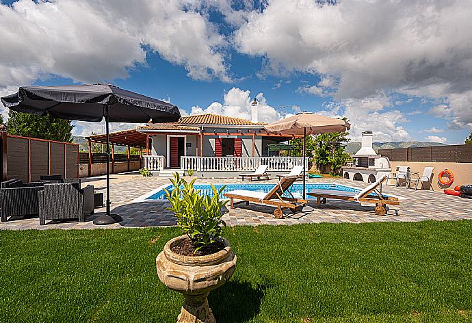 Beautiful villa with private pool and terrace . - Villa Bora . (Галерея фотографий) }}