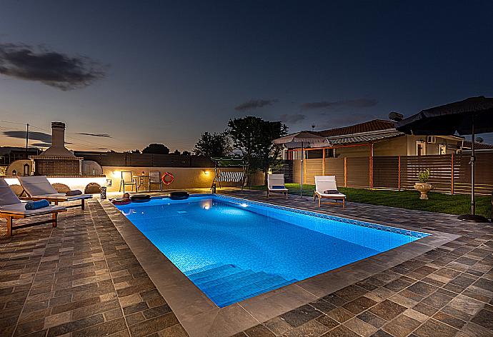 Private pool and terrace . - Villa Bora . (Fotogalerie) }}