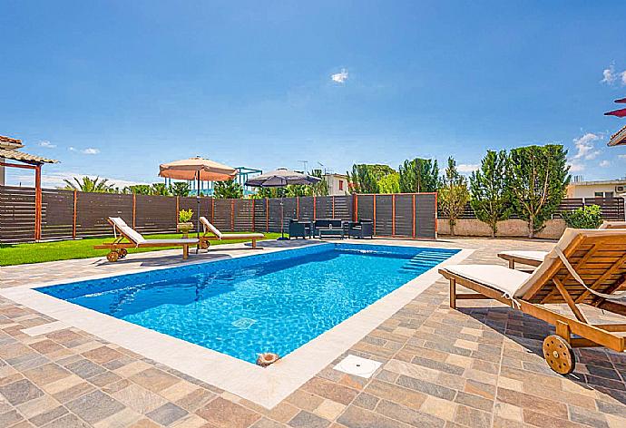 Private pool and terrace . - Villa Bora . (Galería de imágenes) }}