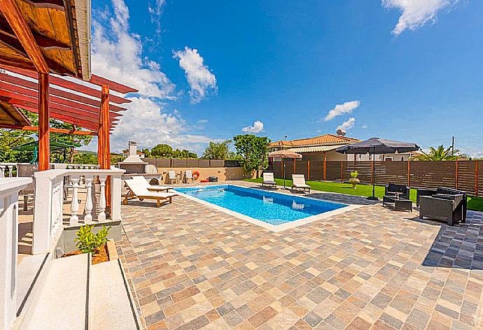 Private pool and terrace . - Villa Bora . (Fotogalerie) }}