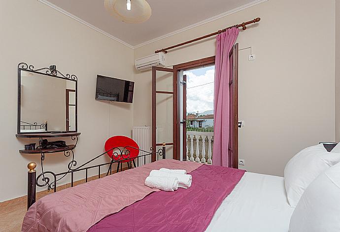 Double bedroom with A/C, TV, and terrace access . - Villa Bora . (Galleria fotografica) }}