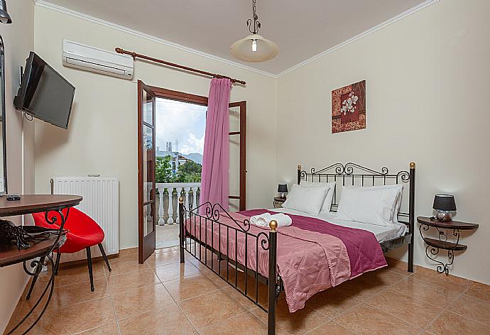 Double bedroom with A/C, TV, and terrace access . - Villa Bora . (Galleria fotografica) }}