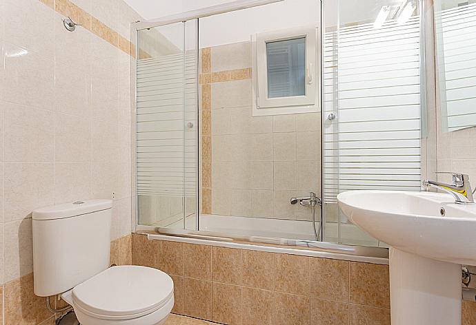 Family bathroom with bath and shower . - Villa Bora . (Fotogalerie) }}