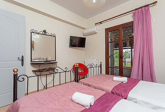 Twin bedroom with A/C, TV, and terrace access . - Villa Bora . (Galleria fotografica) }}
