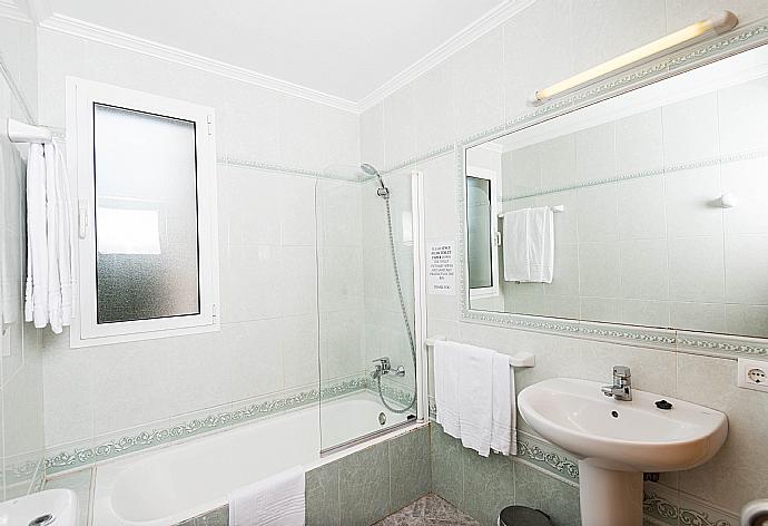 Family bathroom with  bath and shower. W/C. . - Villa Carolina . (Galleria fotografica) }}